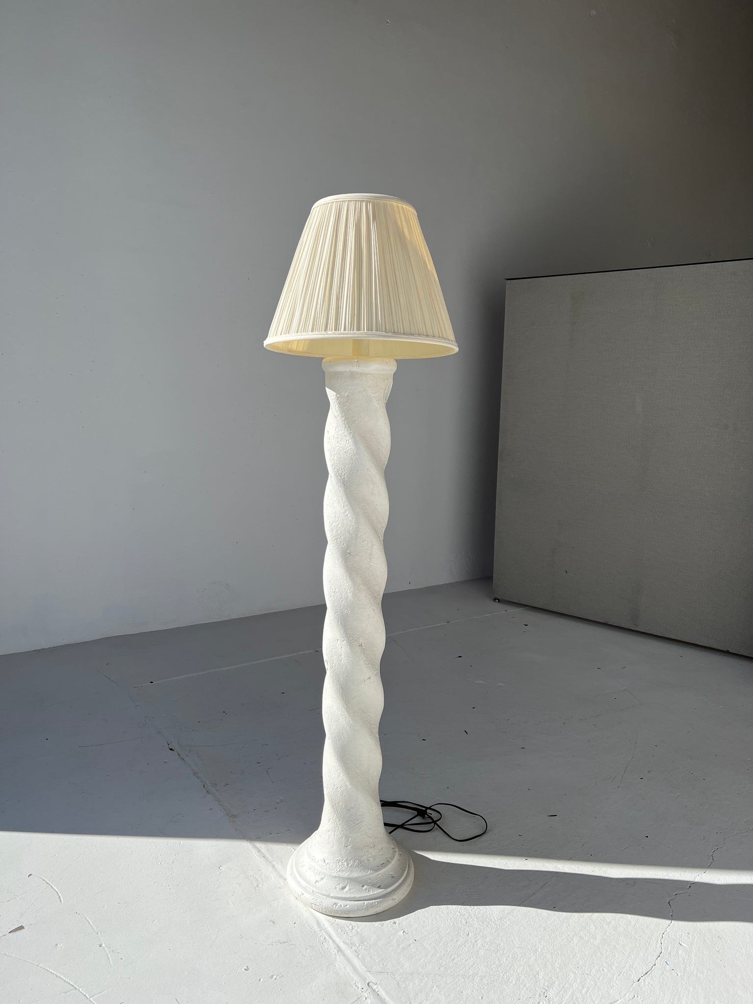 Plaster Spiral Floor Lamp in the Style of Michael Taylor